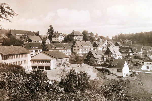 Blick auf den Sdhang und den Schulhausneubau Anfang der 1960er Jahre